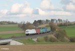 223 143 zieht bei Lengenfeld den Wiesau Containerzug nach Hamburg durch die Kurve.