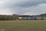 Nachschuss auf 223 143 zieht bei Lengenfeld den Wiesau Containerzug nach Hamburg durch die Kurve.