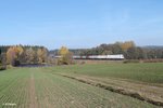 223 143 zieht den Wiesau Containerzug bei Oberteich.