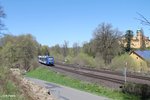 622 409 fährt in Reuth bei Erbendorf als OPB 79731 Marktredwitz - Regensburg ein, im Hintergrund sieht man die Burg Trautenberg.