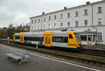 Der Trilex VT 067 alias 650 067-1 (95 80 0650 067-1 D-DLB) ein STADLER Regio-Shuttle RS1 der „oberpfalzbahn“ eine Marke der „Die Länderbahn GmbH (DLB)“, steht am