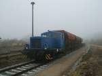 Mit drei Schotterwagen und einem Niederbordwagen stand die PRESS 312 002,am 17.Mrz 2012,auf dem Tankgleis in Putbus.