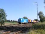 253 015-8 zieht bei Schnfeld ein Containerzug nach Nrnberg.