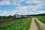6193 148 hat Treuchtlingen in Richtung Ansbach mit einem Wechselpritschernzug DSV verlassen.