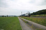 6193 091 zieht mit einem Containerzug bei Oberdachstetten in Richtung Ansbach.