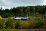 Die an die RTB Cargo vermietete Siemens Vectron MS - 6193 174 „Gemeinsam durch Europa“ (91 80 6193 174-0 D-Rpool) der Railpool GmbH (München) fährt am 28 September 2025 mit einem leeren Autotransportzug durch den Betzdorf/Sieg in Richtung Siegen. 

Die Multisystemlokomotive Siemens Vectron MS wurde 2024 von SIEMENS Mobilitiy in München-Allach unter der Fabriknummer 23474 gebaut und im September 2024 an die Railpool ausgeliefert. Hier in der ausgeführten Variante MS A54 ist sie eine „echte“ Multisystemlokomotive und kann in halb Europa fahren. Sie hat die Zulassungen und Länderpakete für Deutschland, Österreich, Belgien, die Niederlande, Tschechien, die Slowakei, Ungarn, Rumänien und Polen. Für Serbien (SRB), Bulgarien (BG) und Kroatien (HR) sind auch Zulassungen vorgesehen, aber ist z.Z. noch durchgestrichen.

So besitzt die Variante MS A54 folgende Zugsicherungssysteme: ETCS BaseLine 3, sowie für Deutschland (PZB90 / LZB80 (CIR-ELKE I)), für Österreich (ETCS Level 1 mit Euroloop, ETCS Level 2, PZB90 / LZB80), für Belgien (ETCS L1, ETCS L2, TBL1+), für die Niederlande (ETCS Level 1, ETCS Level 2, ATB-EGvV), für Tschechien und die Slowakei (LS (Mirel)), für Ungarn (ETCS Level 1, EVM (Mirel)), für Polen (SHP) und für Rumänien, Serbien, Bulgarien und Kroatien (PZB90).
