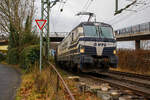 Die an die Retrack Germany GmbH, Hamburg (Tochter der VTG Rail Logistics Deutschland GmbH) vermietete Siemens Vectron AC 193 817-4  Ida  (91 80 6193 817-4 D-Rpool) der Railpool f�hrt am 29 November 2025 mit einem VTG-Kesselwagenzug durch Betzdorf/Sieg in Richtung Siegen.

Die Vectron AC wurde 2015 von Siemens Mobilitiy in M�nchen unter der Fabriknummer 21999 gebaut. Diese Vectron Lokomotive ist als AC – Lokomotive (Wechselstrom-Variante) mit 6.400 kW und f�r eine H�chstgeschwindigkeit von 160 km/h konzipiert. Sie wurde in der Vectron Variante AC B02 ausgef�hrt und hat so die Zulassungen Deutschland, �sterreich, Ungarn und Rum�nien (D / A / H / RO).