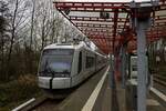Die Linie S28 der Regiobahn endet in Kaarst in der N�he des Kaarster Sees an einem gleichnamigen Bahnhof, wo sich die seit vielen Jahren eingestellte Strecke nach Viersen anschlie�t, die in den kommenden Jahren reaktiviert werden soll. Zuvor wird die Bestandsstrecke zwischen Neuss und Kaarst sowie D�sseldorf und Wuppertal elektrifiziert, wof�r auf dem westlichen Abschnitt schon zahlreiche Masten stehen. Das wird auch Zeit, da die aktuell eingesetzten Integral-Triebwagen nur L�ckenf�ller darstellen und als bald drei�ig Jahre alte Prototypen nicht mehr die gr��te Zuverl�ssigkeit haben, weshalb der Fahrplan im Bereich um Mettmann ausged�nnt ist. VT 106 f�hrt beispielsweise am 11.12.24 nur bis D�sseldorf-Gerresheim.