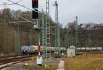 Die an die Retrack (ein Tochterunternehmen der VTG) vermietete Siemens Vectron der Railpool 193 811-7 (91 80 6193 811-7 D-Rpool) „Jule  fhrt am 05.01.2022 mit einem Zuckerzug (VTG