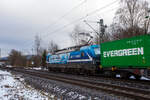 Die an die RTB Cargo vermietete Siemens Vectron MS - 6193 945-3 (91 80 6193 945-3 D-ELOC) der ELL - European Locomotive Leasing (Wien) fährt am 30 Januar 2026 mit einem Containerzug durch Eiserfeld in Richtung Siegen.

Die SIEMENS Vectron MS - 6.4 MW wurde 2022 von Siemens in München-Allach unter der Fabriknummer 22989 gebaut. Sie ist in der Variante A10-7i ausgeführt und hat so die Zulassungen für Deutschland, Österreich, Polen, Tschechien, Slowakei, Ungarn, Niederlande und Rumänien (D / A / PL / CZ / SK / H / NL und RO).

So besitzt die Variante MS A10 folgende Zugsicherungssysteme: ETCS BaseLine 3, sowie für Deutschland (PZB90 / LZB80 (CIR-ELKE I)), für Österreich (ETCS Level 1 mit Euroloop, ETCS Level 2, PZB90 / LZB80), für Polen (SHP), für Tschechien und die Slowakei (LS (Mirel)), für Ungarn (ETCS Level 1, EVM (Mirel)) für die Niederlande (ETCS Level 1, ETCS Level 2, ATB-EGvV) und für Rumänien (PZB90).

