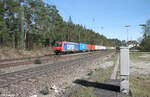 482 030-4 zieht mit einem Containerzug durch Ochenbruck.