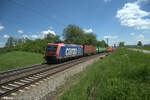 482 009-8 zieht bei Pölling ein Containerzug gen Norden. 14.05.24