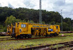 Die selbstverladbare halbautomatische Nivellier-, Hebe-, Richt- und Stopfmaschinen (Zweiwege-Stopfmaschine), D-SPAG 99 80 9622 001-2 „Zicke“ (SPITZKE Maschine 068), ex 97 43 43 510 10-9, vom Typ P&T 08 - 275/4 ZW-Y, der SPITZKE SE (Großbeeren) ist am 14. September 2025 in Betzdorf/Sieg abgestellt. 

Die selbstverladbare Zweiwege-Universalstopf- und Richtmaschine 08 - 275/4 ZW-Y wurde 1996 von Plasser & Theurer, Export von Bahnbaumaschinen, Gesellschaft m.b.H. in Linz/Donau (A) unter der Maschinen-Nr. 1069 gebaut und an die Spitzke GmbH geliefert. 

Die 08-275/4 ZW-Y haben 4 Achsen (in 2 Drehgestellen), ein längsverschiebbares Stopfaggregat und ist so auch für Y-Schwellen verwendbar. Die USM 08-275 4/ZWY sind halbautomatisch arbeitende Maschinen für Nivellier-, Hebe-, Richt- und Stopfarbeiten. Sie bearbeiten Weichen und Gleise, auch Gleise mit Y-Schwellen. Ihre Leistungsfähigkeit beweisen die Zweiwege-Universalstopfmaschinen auch beim Gleisbau für Straßenbahnen, U- und S-Bahnen. Mit einer separaten Messfahrt kann die Gleisanlage nach dem Stopfvorgang automatisch protokolliert werden. 

Durch die Ausstattung mit vier Verladehubzylindern kann sich die Maschine selbstständig aus- und eingleisen, so ist sie selbstverladbar für den Straßentransport auf einen Tieflader. Somit ist ein schienenunabhängiger Transport zur und von der Baustelle möglich. Ebenso kann sich dieser Maschinentyp ohne fremde Ladehilfe aus eigener Kraft auf das Gleis setzen. Zweiwegefahrbare Maschine heißt hier nicht, dass sie eigene Räder (wie die UST 79 S) für den Straßenverkehr besitzt, sondern sie kann sich mit eigener Kraft auf einen Tieflader verladen.

Um im Havariefalle das Fahrzeug abschleppen zu können besitzt die Maschine Scharfenberg- und Rockinger-Kupplungen. Die Stopfmaschine kann zusätzlich mit anderen Drehgestellen ausgerüstet werden, um auf Straßenbahnen und auf anderen Spurweiten eingesetzt zu werden.

Die Funktionsmerkmale sind:
-	Wechsel der Arbeitsrichtung auf asphaltierten Überwegen möglich
-	Flexibler Einsatz im Bauablauf
-	Zweiwege-Maschine
-	Transport auf dem Gleis oder auf dem Tieflader
-	Laden der Maschine auf den Tieflader bzw. vom Tieflader auf das Gleis erfolgt mit eigener Maschinenhydraulik
-	Richtungslaser
-	6-Kanal-Schreiber (08-275 4/ZWY) 
-	Automatischer Leitcomputer ALC mit EM-SAT Datenverarbeitung
-	Automatische Toleranz-Überwachung für die Arbeitsqualität
-	Sifa, Indusi und Zugfunkanlage
-	Einsetzbar auf DB-, Straßenbahn- und U-Bahnstrecken (08-275 4/ZWY)

TECHNISCHE DATEN:
Spurweite: 1.435 mm (Normalspur), Umbau auf andere möglich
Achsfolge: (A'A')(A'A')
Länge über Puffer: 14.800 mm
Höhe über SO: 3.170 mm
Drehzapfenabstand: 8.000 mm
Achsabstand in den Drehgestellen: 1.800 mm
Treib- und Laufraddurchmesser: 730 mm (neu)
Eigengewicht: 36.000 kg
Achslast: 9,0 t
Motorleistung (Dieselmotor): 170 kW
Höchstgeschwindigkeit: 40 km/h (eigen und geschleppt)
Min. befahrbarer Gleisbogen: R 20 m
Zur Mitfahrt zugelassene Personen: 3

Leistungsparameter der USM 08-275 4/ZWY:
Arbeitsleistung bei Durcharbeitung im Gleis: 400 m/h
Arbeitsleistung bei Durcharbeitung im Gleis (mit Y-Schwellen): 600 m/h
Arbeitsleistung bei Durcharbeitung von Weichen: 5 Weichen in 10 h
Arbeitsradius: min. 50 m
Fahrradius: min. 20 m
Arbeiten in Überhöhung: max. 180 mm

Bemerkung: Bekanntlich kommen nach einem Stopfvorgang immer Schotterverteil- und Planiermaschine wie z.B. SSP 110 SW zum Einsatz, aber hier bei dieser ZW-Stopfmaschinen verwendet man meist, da es kleinere Bauabschnitte sind, ZW-Bagger mit entspr. Anbaugeräte (Schotterpflug und hydraulischer Schotterbesen) zum Einsatz.

Quelle: Spitzke, Plasser & Theurer und Anschriften.
Stand: September 2025
