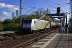 185 537, die hier mit einem Kesselwagenganzzug durch den Bahnhof von Erkner f�hrt, tr�gt Werbung f�r TXLogistik, den langj�hrigen Eigent�mer der Lok, obwohl sie schon vor mehr als einem Jahr verkauft
