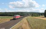 232 173-5 zieht ein langen Bauzug von Würzburg nach Bad Schandau bei Neudes in Richtung Hof.