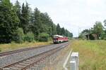 132 426 überführt 140 808 und 140 855 von Nürnberg nach Chemnitz durchfahrt Röslau.