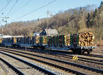 Vierachsiger Drehgestell-Flachwagen mit Niederbindeeinrichtung, 37 80 4723 144-4 D-TWA, der Gattung Snps, der TRANSWAGGON GmbH, beladen mit Fichten-Rundholz abgestellt am 18.03.2022 beim Kleinbahnhof