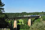 193 275-5  We Love to Connect  überquert mit einem Sattelaufliegerzug das Beratzhausener Viadukt.