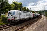 Die „weie“ an die TX Logistik AG (Bad Honnef) vermietete SIEMENS Vectron MS 193 597  I do the Job of 40 Trucks  (91 80 6193 597-2 D-ATLU) der Alpha Trains Luxembourg s..r.l. (Luxembourg) fhrt am 14 Juli 2024, mit einem langen mit Nutzfahrzeuge (FIAT - Kastenwagen) beladenen Flachwagenzug (2 x 2 achsige Flachwageneinheiten), durch Kirchen (Sieg) in Richtung Kln.

Nochmals einen lieben Gru an den netten Lokfhrer zurck.

Die Siemens Vectron MS wurde 2020 von Siemens Mobility GmbH in Mnchen-Allach unter der Fabriknummer 22865 gebaut und war erst als 91 80 6193 597-2 D-SIEAG der Siemens Mobility GmbH zugelassen. Im Jahr 2021 wurde sie an die Alpha Trains Belgium NV/SA in Antwerpen verkauft und ab Juni 2021 an die TX Logistik AG vermietet. 

Diese Vectron Lokomotive ist als MS – Lokomotive (Mehrsystemlok) mit 6.400 kW Leistung und 160 km/h Hchstgeschwindigkeit konzipiert. Hier in der Version A39 hat sie die Zulassungen fr Deutschland, sterreich, Schweiz, Italien, Niederlande und Belgien (D/A/CH/I/NL/B).Die SIEMENS Vectron MS der Version A 39 besitzt die Zugsicherungssysteme ETCS BaseLine 3, sowie
fr Deutschland (PZB90 / LZB80 (CIR-ELKE I)), 
fr sterreich (ETCS Level 1 mit Euroloop, ETCS Level 2, PZB90 / LZB80),
fr die Schweiz (ETCS Level 2, ZUB262ct, INTEGRA)
fr Italien (SCMT)
fr die Niederlande (ETCS Level 1, ETCS Level 2, ATB-EGvV)
und fr Belgien (ETCS L1, ETCS L2, TBL1+)

TECHNISCHE DATEN der Vectron MS A39:
Spurweite: 1.435 mm (Normalspur)
Achsformel: Bo'Bo'
Lnge ber Puffer: 18.980 mm
Drehzapfenabstand: 9.500 mm
Achsabstand im Drehgestell: 3.000 mm
Breite: 3.012 mm
Hhe: 4.248 mm
Raddurchmesser : 1.250 mm (neu) / 1.160 mm (abgenutzt)
Gewicht: 90 t
Spannungssysteme: AC 15 kV 16,7 Hz und AC 25 kV 50 Hz (Wechselstrom), sowie DC 3 kV und DC 1,5 kV (Gleichstrom)
Max. Leistung am Rad: 6.400 kW (Fahren und Netzbremse)
Leistungsfaktor: nahe 1
Hchstgeschwindigkeit: 200 km/h
Anfahrzugskraft: 320 kN (optional 350 kN)
Dauerzugkrauft: 250 kN
Elektrische Bremskraft: 150 kN (240 kN mit erhhte E-Bremskraft)
Kraftbertragung: Ritzelhohlwellenantrieb
Kleinster befahrbarer Bogenradius (Strecke):	R 140 m
Kleinster befahrbarer Bogenradius (Depot): R 80 m
