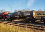 Vierachsiger 34 m Drehgestell Kesselwagen mit Bremserbhne, 33 80 7874 648-8 D-VTG, der Gattung Zaces, der VTG Rail Europe GmbH (Hamburg), abgestellt am 21.02.2023 in Herdorf, im Zugverband eines