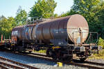 Vierachsiger 34 m³ Drehgestell-Kesselwagen mit Bremserbühne, 33 80 7874 187-7 D-VTG, der Gattung Zaces, der VTG Rail Europe GmbH (Hamburg), abgestellt am 18 September 2024 in Herdorf, im Zugverband eines Übergabezuges der KSW, auf dem Rbf. der KSW.

Die Gefahrguttafel (X886/1831) zeigt an, was drin war oder ist:
Schwefelsäure (rauchend), auch bekannt als Oleum oder Vitriol (rauchend). Sie wird unteranderem zur Herstellung von Sprengstoffen verwendet, was hier bei der Fa. Dynamit Nobel Defence in Burbach-Würgendorf der Fall ist.

TECHNISCHE DATEN:
Gattung: Zaces
Spurweite: 1.435 mm (Normalspur)
Länge über Puffer : 14.400 mm
Drehzapfenabstand: 9.360 mm
Achsabstand im Drehgestell: 1.800 mm
Laufraddurchmesser: 920 mm (neu)
Höchstgeschwindigkeit: 100 km/h
Eigengewicht: 22.280 kg
Max. Ladegewicht: 57,7 t (ab Streckenklasse C)
Gesamtvolumen: 34.000 Liter (34 m³)
Bauart der Bremse: KE-GP (LL)
Bremssohle: IB 116
Handbremse: Ja (von Bremserbühne  bedienbar)
Kleinster befahrbarer Gleisbogen: R 36 m
Tankcode: L10DH (Zulässiger Betriebsüberdruck 4 bar)
Behälterwerkstoff : Edelstahl
Intern. Verwendungsfähigkeit: RIV

Die Bedeutung der Gattung Zaces:
Z = Kesselwagen
a = 4 Radsätze
c = Entladung durch Druckluft oder Luftstöße
e = mit Heizung
s = zugelassen für Züge bis 100 km/h (beladen)