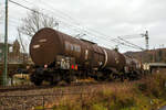 Der vierachsige 72 m³ Drehgestell-Kesselwagen, 37 80 7879 449-2 D-VTG, der Gattung Zaes, der VTG Rail Europe GmbH (Hamburg), laut Gefahrguttafel 33/1267 beladen mit Rohöl, am 29 November 2025 im Zugverband bei der Zugdurchfahrt in Betzdorf/Sieg.

Die Bedeutung der Gattung Zaes:
Z = Kesselwagen
a = 4 Radsatz
e = mit Heizung
s = zugelassen für Züge bis 100 km/h