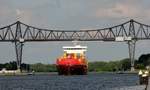 Blick auf die Rendsburger Hochbrücke mit der davor durchfahrenden ähm durchschwimmenden  Essence(IMO 9491496). Rendsburg 01.06.2019