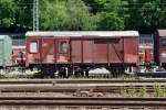   Zweiachsiger Güterzug-Begleitwagen Pwghs 54, ex DB 42 80 950 5 975-7, der Eifelbahn Verkehrsgesellschaft mbH (EVG) abgestellt am 06.06.2014 in Linz am Rhein.