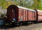 Der zweiachsige schnelllaufende gedeckte Güterwagen mit Bremserhaus EUROP / DB 299 858 (49 80 120 0 176-0 D-DGEG) der Gattung Gmhs 39, am 30 April 2017 im Eisenbahnmuseum Bochum-Dahlhausen.

Nach dem 2. Weltkrieg war ein großer Teil der Güterwagen entweder unbrauchbar oder zerstört. Die noch junge Deutsche Bundesbahn (DB) behalf sich mit dem Nachbau von Vorkriegsbauarten, um den dringendsten Bedarf zu decken. Noch brauchbare ältere Wagen wurden modernisiert und konnten so noch einige Jahre eingesetzt werden. Da die westdeutschen Waggonfabriken durch die Kriegsauswirkungen nur eingeschränkt die Fertigung von Wagen wieder aufnehmen konnten, wurden auch Güterwagen bei ausländischen Fabriken bestellt, so auch hier der gedeckte Güterwagender Bauart Gmhs 39. Dieser Wagen war auch für den Transport von Gemüse zugelassen (Kennbuchstabe „h“ in der Gattungsbezeichnung).

Wir zur damaligen Zeit noch üblich, erhielten die Wagen eine Holzverbretterung, jedoch waren das stählerne Untergestell und das Kastengerippe geschweißt. 

TECHNISCHE DATEN der Originale:
Baujahr: 1947
Hersteller: Tatra (Tschechoslowakei)
Spurweite: 1.435 mm (Normalspur)
Achsanzahl: 2
Länge über Puffer: 10.700 mm
Achsabstand: 6.000 mm
Eigengewicht: 10.600 kg
Ladegewicht: 21.000 kg 
Ladelänge: 8.700 mm
Ladefläche: 23,8 m²
