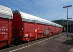 Vierachsiger zweigliedriger (2 x 2) geschlossener Doppelstock-Autotransportwaggon (Gedeckter Doppelstockwagen für den Fahrzeugtransport), 45 80 2909 075-0 D-TWA der Gattung/Bauart Hccrrs 332 der TWA - TRANSWAGGON GmbH (Hamburg), am 18 Juni 2025 im Zugverband bei einer Zugdurchfahrt in Betzdorf/Sieg. Der Wagen ist ein ehemaliger Wagen der DB Cargo Logistics GmbH, ex DB Schenker ATG und war dort geführt als 45 80 2909 075-0 D-ATG, ist aber hier wieder an die DB Cargo Logistics GmbH vermietet.
Die Wagen wurden 2000 von Coros gebaut. 
Diese Wagen dienen dem witterungsgeschützten Transport von PKW und bieten durch die vollständig geschlossene Bauweise auch Schutz vor Vandalismus-Schäden an den PKW. Die obere Ladeebene sowie das Dach sind, je nach Höhe der zu transportierenden PKW, höhenverstellbar und haben so je nach dem das Umgrenzungsprofil (nach UIC 505-1) G1 oder G2. Dieser Wagen wird hier im höheren Umgrenzungsprofil G2 gefahren, was man deutlich an den Markierungen mit Pfeilen an den Säulen erkennen kann.  
TECHNISCHE DATEN:
Gattung: Hccrrs 332 (TWA-Typ HCR)
Spurweite: 1.435 mm (Normalspur)
Anzahl der Achsen: 4
Länge über Puffer: 27.400 mm
Achsabstände: 9.000 mm / 4.400 mm / 9.000 mm (Ges. 22.400 mm)
Laufraddurchmesser: 760 mm (neu) / 680 mm (abgenutzt)
Länge der Ladefläche: 26.160 mm (Unterdeck) / 25.870 mm (Oberdeck)
Innenbreite (Ladefläche): 2.860 mm (unten) / 2.760 mm (oben)
Fußbodenhöhe über Schienenoberkante (unten): 850 mm
Höhe über Schienenoberkante (einstellbar): 4.291 mm (G1) oder 4.606 mm (G2)
Tragfähigkeit: Unterdeck 13 t / Oberdeck 12 t (max. Radlast 700 kg)
Eigengewicht: 35.700 kg
Max. Zuladung: 25,0 t (ab Streckenklasse A)
Höchstgeschwindigkeit: 100 km/h (beladen) / 120 km/h (leer)
Bremse: KP-GP-A (LL), max. 52 t
Bremssohle: IB 116
Handbremse: Ja 
Kleinster befahrbarer Gleisbogenhalbmesser: R = 100 m 
Intern. Verwendungsfähigkeit: RIV
Die Bedeutung der Gattungs- und Kennbuchstaben (hier Hccrrs):
H = Gedeckter Wagen in Sonderbauart
cc = mit Stirnwandtüren und Inneneinrichtung für Kraftfahrzeugtransport
rr = Wageneinheit
s = Höchstgeschwindigkeit 100 km/h (beladen)
 Vierachsiger zweigliedriger (2 x 2) geschlossener Doppelstock-Autotransportwaggon (Gedeckter Doppelstockwagen für den Fahrzeugtransport), 45 80 2909 075-0 D-TWA der Gattung/Bauart Hccrrs 332 der TWA - TRANSWAGGON GmbH (Hamburg), am 18 Juni 2025 im Zugverband bei einer Zugdurchfahrt in Betzdorf/Sieg. Der Wagen ist ein ehemaliger Wagen der DB Cargo Logistics GmbH, ex DB Schenker ATG und war dort geführt als 45 80 2909 075-0 D-ATG, ist aber hier wieder an die DB Cargo Logistics GmbH vermietet.
Die Wagen wurden 2000 von Coros gebaut. 
Diese Wagen dienen dem witterungsgeschützten Transport von PKW und bieten durch die vollständig geschlossene Bauweise auch Schutz vor Vandalismus-Schäden an den PKW. Die obere Ladeebene sowie das Dach sind, je nach Höhe der zu transportierenden PKW, höhenverstellbar und haben so je nach dem das Umgrenzungsprofil (nach UIC 505-1) G1 oder G2. Dieser Wagen wird hier im höheren Umgrenzungsprofil G2 gefahren, was man deutlich an den Markierungen mit Pfeilen an den Säulen erkennen kann.  
TECHNISCHE DATEN:
Gattung: Hccrrs 332 (TWA-Typ HCR)
Spurweite: 1.435 mm (Normalspur)
Anzahl der Achsen: 4
Länge über Puffer: 27.400 mm
Achsabstände: 9.000 mm / 4.400 mm / 9.000 mm (Ges. 22.400 mm)
Laufraddurchmesser: 760 mm (neu) / 680 mm (abgenutzt)
Länge der Ladefläche: 26.160 mm (Unterdeck) / 25.870 mm (Oberdeck)
Innenbreite (Ladefläche): 2.860 mm (unten) / 2.760 mm (oben)
Fußbodenhöhe über Schienenoberkante (unten): 850 mm
Höhe über Schienenoberkante (einstellbar): 4.291 mm (G1) oder 4.606 mm (G2)
Tragfähigkeit: Unterdeck 13 t / Oberdeck 12 t (max. Radlast 700 kg)
Eigengewicht: 35.700 kg
Max. Zuladung: 25,0 t (ab Streckenklasse A)
Höchstgeschwindigkeit: 100 km/h (beladen) / 120 km/h (leer)
Bremse: KP-GP-A (LL), max. 52 t
Bremssohle: IB 116
Handbremse: Ja 
Kleinster befahrbarer Gleisbogenhalbmesser: R = 100 m 
Intern. Verwendungsfähigkeit: RIV
Die Bedeutung der Gattungs- und Kennbuchstaben (hier Hccrrs):
H = Gedeckter Wagen in Sonderbauart
cc = mit Stirnwandtüren und Inneneinrichtung für Kraftfahrzeugtransport
rr = Wageneinheit
s = Höchstgeschwindigkeit 100 km/h (beladen)