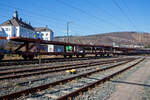 Leere Doppelstock-Autotransportwagen-Einheit 25 80 4367 109-2 D-ATG und weitere, der Gatttung Laaeks 553, der DB Schenker Rail Automotive GmbH (ex DB Schenker ATG) am 24.03.2021 im Zugverband bei der