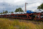 Doppelstock-Autotransportwagen 25 80 4367 693-5 D-ATG, der Gattung Laaeks 553, der DB Cargo Logistics GmbH (ex DB Schenker ATG) am 01 August 2024 im Zugverband bei der Zugdurchfahrt in