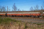 Vierachsiger Drehgestell-Flachwagen, mit Seiten- und Stirnwandklappen und mit Rungen, 31 80 3942 786-5 D-DB, der Gattung Res 677 (ex DR Res 3936), der DB Cargo Deutschland AG, im Zugverband am