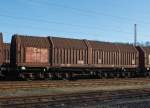 Drehgestellflachwagen fr Coiltransporte mit sechs Radstzen, verschiebbaren Teleskophauben und Lademulden (Sahimms-u 900), der DB Schenker Rail, am 11.02.2012 abgestellt in Kreuztal.