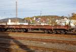 Drehgestellflachwagen mit sechs Radstzen, mit Lademulden fr Coiltransporte (Blechrollen) der Gattung Sahmms 711, Nummer 31 80 RIV D-DB 4868 604-8, der DB Schenker Rail Deutschland AG, abgestellt am