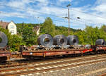   Drehgestellflachwagen mit sechs Radsätzen, mit Lademulden für Coiltransporte der Gattung Sahlmmps-t 713 Nummer 31 80 4838 411-5 D-DB der DB Cargo Deutschland AG, bei einer Zugdurchfahrt