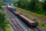 Blick auf dem Rangierbahnhof  der in Herdorf der Betriebsstätte FGE -Freien Grunder Eisenbahn (KSW NE447 / DB-Nr. 9275) am 26 Juni 2024, gleich neben der Hellertalbahn (KBS 462). 

Hier steht ein Übergabegüterzug (leere Wagen): 
Vorne der vierachsiger Drehgestell-Flachwagen, mit Seiten-, Stirnwandklappen und Rungen, 31 80 3939 083-2 D-DB, der Gattung Res 687, der DB Cargo. 
Dahinter der sechsachsige Drehgestell-Flachwagen mit, mit Einsteck-Rungen, Stirnwandklappen und klappbaren Ladeschwellen, jedoch ohne Seitenwandklappen, 31 80 4861 772-0 D-DB, der Gattung Samms 710, der DB Cargo AG.
Sowie dahinter 9 vierachsiger Drehgestell-Flachwagen mit verschiebbarem Planenverdeck und Lademulden für Coil-/Spaltbandtransporte, der Gattung Shimmns, unterschiedlicher Einsteller. 
