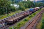 Blick auf dem Rangierbahnhof  der in Herdorf der Betriebsstätte FGE -Freien Grunder Eisenbahn (KSW NE447 / DB-Nr. 9275) am 26 Juni 2024, gleich neben der Hellertalbahn (KBS 462). 

Hier steht ein Übergabegüterzug (leere Wagen): 
Vorne der vierachsiger Drehgestell-Flachwagen, mit Seiten-, Stirnwandklappen und Rungen, 31 80 3939 083-2 D-DB, der Gattung Res 687, der DB Cargo. 
Dahinter der sechsachsige Drehgestell-Flachwagen mit, mit Einsteck-Rungen, Stirnwandklappen und klappbaren Ladeschwellen, jedoch ohne Seitenwandklappen, 31 80 4861 772-0 D-DB, der Gattung Samms 710, der DB Cargo AG.
Sowie dahinter 9 vierachsiger Drehgestell-Flachwagen mit verschiebbarem Planenverdeck und Lademulden für Coil-/Spaltbandtransporte, der Gattung Shimmns, unterschiedlicher Einsteller. 
