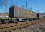 Vierachsiger Drehgestell-Containertragwagen, 37 80 4565 552-9 D-MFDR, der Gattung Sgnss M10 (60´) der MFD Rail GmbH (Schweiz)  am 23.03.2022 im Zugverband bei der Zugdurchfahrt in Betzdorf