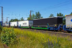 Spezieller sechsachsiger Gelenk-Taschenwagen System HELROM, 33 80 4878 023-7 D-HELR, der Gattung Sdmrs, der HELROM Trailer Rail am 28 Juni 2024 im Zugverband bei der Durchfahrt in Rudersdorf (Kreis