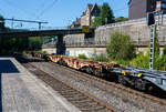 Leerer sechsachsiger Gelenkwagen (Gelenk-Containertragwageneinheit), 37 80 497 5 864-2 D-RCW, der Gattung Sggrss 80´, der Rail Cargo Group (zu ÖBB), am 18 August 2025 im Zugverband bei einer Zugdurchfahrt im Bahnhof Kirchen/Sieg. 

Der Wagen gehörte zuvor der Schweizer Vermietungsfirma Wascosa AG. Die Rail Cargo Group verstärkt wohl ihr Engagement im KV, hier im Zugverband konnte ich sehen das alle als RCW eingestellt waren, es waren teils ehemalige Wagen der ERMEWA, WASCOSA und VTG. Gebaut wurde der Wagen vom slowakischen Güterwagenhersteller Tatravagónka in Poprad, Baujahr und Fabriknummer konnte ich nicht lesen.

Diese Gelenkwagen mit sechs Radsätzen sind für den Transport von Großcontainern und Wechselbehältern vorgesehen. Auf den Außenlangträger des Wagens befinden sich für jede vorgesehene Ladeposition feste und klappbare Aufsetzzapfen zum Festlegen der Ladungseinheiten (gemäß UIC- Merkblatt 592-1 und 2) in verschiedenen Kombinationen.

Das aus zwei Wagenhälften bestehende Untergestell ist eine verwindungsweiche, geschweißte Rahmenkonstruktion aus Walz- und Blechprofilen, gebildet aus den Kopfstücken, den Hauptquerträgern und den äußeren Langträgern. In der Wagenmitte befindet sich eine Übersteigmöglichkeit. Die Bereiche über den Drehgestellen sind durch Bleche versteift, die außerdem als Funkenschutzbleche dienen.

Die Verbindung der beiden Wagenhälften besteht aus einem Gelenklager und seitlichen Gleitstücken. Der Wagen trägt die Anschrift „Vorsichtig rangieren“.

TECHNISCHE DATEN:
Spurweite: 1.435 mm
Länge über Puffer: 26.390 mm
Drehzapfenabstand: 2 x 10.430 mm
Achsabstand in den Drehgestellen: 1.800 mm
Drehgestell Typ: 3x Y25 Ls(s)e-K
Raddurchmesser: 920 mm (neu) / 840 mm (abgenutzt)
Ladelänge: 2 x 12.220 mm 
Höhe der Ladeebene über S.O.: 1.155 mm
Eigengewicht: 27.520 kg
Max. Zuladung bei Lastgrenze S: 107,4 t (ab Streckenklasse D)
Max. Zuladung bei Lastgrenze SS: 92,4 t (ab Streckenklasse C)
Max. Geschwindigkeit: 100 km/h (Lastgrenze SS und leer 120 km/h)
Kleinster befahrbarer Gleisbogen: R 75 m (Einzelwagen, im Zugverband 150 m)
Bremse: 2 x KE-GP-A (K)
Bremssohle: Jurid 816M
Feststellbremse: Ja 
Intern. Verwendungsfähigkeit: TEN-GE / G1