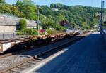 Leerer sechsachsiger Gelenkwagen (Gelenk-Containertragwageneinheit), 37 80 497 5 864-2 D-RCW, der Gattung Sggrss 80´, der Rail Cargo Group (zu ÖBB), am 18 August 2025 im Zugverband bei einer Zugdurchfahrt im Bahnhof Kirchen/Sieg. 

Der Wagen gehörte zuvor der Schweizer Vermietungsfirma Wascosa AG. Die Rail Cargo Group verstärkt wohl ihr Engagement im KV, hier im Zugverband konnte ich sehen das alle als RCW eingestellt waren, es waren teils ehemalige Wagen der ERMEWA, WASCOSA und VTG. Gebaut wurde der Wagen vom slowakischen Güterwagenhersteller Tatravagónka in Poprad, Baujahr und Fabriknummer konnte ich nicht lesen.

Diese Gelenkwagen mit sechs Radsätzen sind für den Transport von Großcontainern und Wechselbehältern vorgesehen. Auf den Außenlangträger des Wagens befinden sich für jede vorgesehene Ladeposition feste und klappbare Aufsetzzapfen zum Festlegen der Ladungseinheiten (gemäß UIC- Merkblatt 592-1 und 2) in verschiedenen Kombinationen.

Das aus zwei Wagenhälften bestehende Untergestell ist eine verwindungsweiche, geschweißte Rahmenkonstruktion aus Walz- und Blechprofilen, gebildet aus den Kopfstücken, den Hauptquerträgern und den äußeren Langträgern. In der Wagenmitte befindet sich eine Übersteigmöglichkeit. Die Bereiche über den Drehgestellen sind durch Bleche versteift, die außerdem als Funkenschutzbleche dienen.

Die Verbindung der beiden Wagenhälften besteht aus einem Gelenklager und seitlichen Gleitstücken. Der Wagen trägt die Anschrift „Vorsichtig rangieren“.

TECHNISCHE DATEN:
Spurweite: 1.435 mm
Länge über Puffer: 26.390 mm
Drehzapfenabstand: 2 x 10.430 mm
Achsabstand in den Drehgestellen: 1.800 mm
Drehgestell Typ: 3x Y25 Ls(s)e-K
Raddurchmesser: 920 mm (neu) / 840 mm (abgenutzt)
Ladelänge: 2 x 12.220 mm 
Höhe der Ladeebene über S.O.: 1.155 mm
Eigengewicht: 27.520 kg
Max. Zuladung bei Lastgrenze S: 107,4 t (ab Streckenklasse D)
Max. Zuladung bei Lastgrenze SS: 92,4 t (ab Streckenklasse C)
Max. Geschwindigkeit: 100 km/h (Lastgrenze SS und leer 120 km/h)
Kleinster befahrbarer Gleisbogen: R 75 m (Einzelwagen, im Zugverband 150 m)
Bremse: 2 x KE-GP-A (K)
Bremssohle: Jurid 816M
Feststellbremse: Ja 
Intern. Verwendungsfähigkeit: TEN-GE / G1