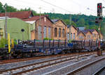 Drehgestellflachwagen mit vier Radstzen der Gattung Sgmmns 2 (TEN-RIV 37 80 4505 113-3 D-ERR) der Vermietungsfirma ERR European Rail Rent GmbH (Duisburg) am 01.06.2017 im Zugverband in Betzdorf/Sieg.