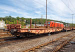 Drehgestellflachwagen mit sechs Radstzen, mit Rungen, Stirnwandklappen und klappbaren Ladeschwellen, jedoch ohne Seitenwandklappen, der Gattung Samms 489, (31 80 4852 552-7 D-DB) am 12.08.2018