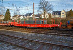 Sechsachsiger Drehgestell-Flachwagen, mit Rungen, Stirnwandklappen und klappbaren Ladeschwellen, jedoch ohne Seitenwandklappen, Nummer 31 80 4858 111-6 D-DB, der Gattung Samms 489.1, beladen mit