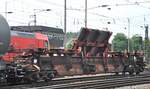 Spezialwaggon 31 RIV 80 D-DB 4726 014-2 mit Stahlplatten in �bergr��e in Ulm am 31.05.2011.