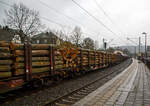 Vierachsiger Drehgestell-Flachwagen Doppelrungen und Niederbindeeinrichtung, 31 80 4723 423-2 D-DBSNI, der Gattung Snps 719 der DB Cargo Logistics GmbH (ex DB Schenker Nieten GmbH), beladen mit