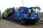 Halb und Halb - vorn ein Strassenfahrzeug, ein Scheuerle Power Pack Unit (PPU) Z 500 DE, Baujahr 2011, hinten noch ein Tragschnabelwagen 84 80 D AMPR 996 0 003-5, Baujahr 1961, von Ampiron mit