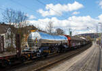 Vierachsiger 50 m³ Drehgestell-Kesselwagen mit Isolierung und Heizung, 37 80 7933 337-9 D-ERR, der Gattung  Zacens 1, der Vermietungsfirma ERR - European Rail Rent GmbH, im Zugverband am