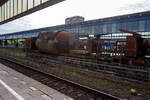 Der achtachsige Torpedowagen T 22 (86001) am 24 Juni 2025 beim Hauptbahnhof Oberhausen am Museumsbahnsteig/-gleis. Der Wagen wurde vermutlich auf der Henrichshütte in Hattingen (Ruhr) verwendet. Mit 8 Achsen (2x4) ist dieser Torpedowagen ein recht kleiner Wagen für ca. 100 t Roheisen.

Der Torpedowagen (auch Torpedopfannenwagen oder Roheisenmischerwagen genannt) ist ein Pfannenwagen, dessen Pfanne (der Roheisenmischer) eine an einen Torpedo erinnernde Form hat. Ein langgestreckter Behälter mit rundem Querschnitt zwischen zwei Drehgestellen. Die Wagen haben außer dem Behälter selbst keinen Rahmen zwischen den Drehgestellen, damit der Behälter möglichst groß dimensioniert werden kann.

Die heutigen Hochöfen besitzen eine untere Etage, durch die direkt die Eisenbahnzüge fahren können. Das Roheisen rinnt dabei während des Abstichs in die bereitgestellten Pfannenwagen, die die Form von Zigarren (sogenannte Torpedowagen) besitzen. In den Wagen wird das noch flüssige Roheisen zur Weiterverarbeitung zum Konverter ins Stahlwerk befördert.

Damit das über 1.400 °C heiße Roheisen beim Transport nicht zu sehr abkühlt und die Wagen nicht beschädigt werden, sind die Pfannen im Inneren doppelwandig mit Schamottesteinen ausgekleidet. Bei Fahrten außerhalb der Werksgelände werden zwischen die Pfannenwagen häufig leere Flachwagen als Abstandshalter in die Zugkomposition eingefügt, um eine zu hohe Flächenbelastung auf Brücken zu vermeiden. Auf den Werksgeländen werden Brücken möglichst vermieden bzw. sind ausreichend stark ausgelegt.

Ein typischer Torpedowagen fasst zwischen 160 und 320 Tonnen flüssigen Roheisens, ein Zug besteht aus vier bis sechs solcher Wagen. Torpedowagen lassen sich fest verschließen und können das Eisen wesentlich länger flüssig halten (bis zu 30 Stunden) als normale Pfannenwagen.
